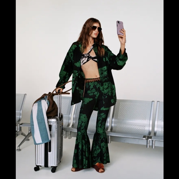 *LAST CHANCE* H&M The White Lotus Patterned one-shoulder bikini top NWT - Picture 7 of 11